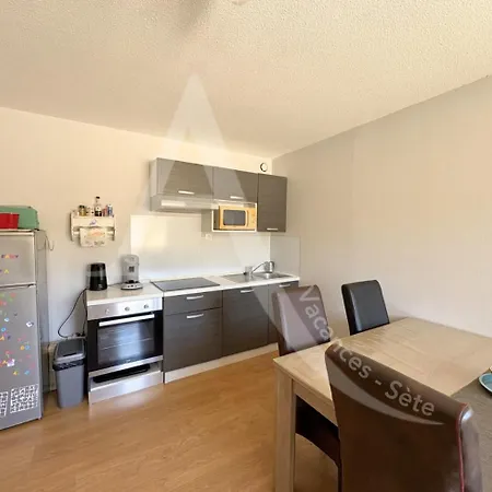 En Rdc, 2 Chambres, Res Avec Piscine, Quartier Port De * Sete