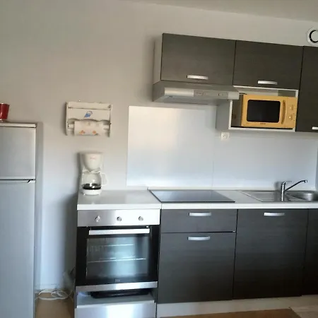 Apartment En Rdc, 2 Chambres, Res Avec Piscine, Quartier Port De *